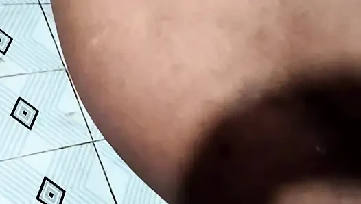 Моя соседка трахает мою тугую киску, шлепает о рот, играет с сосками