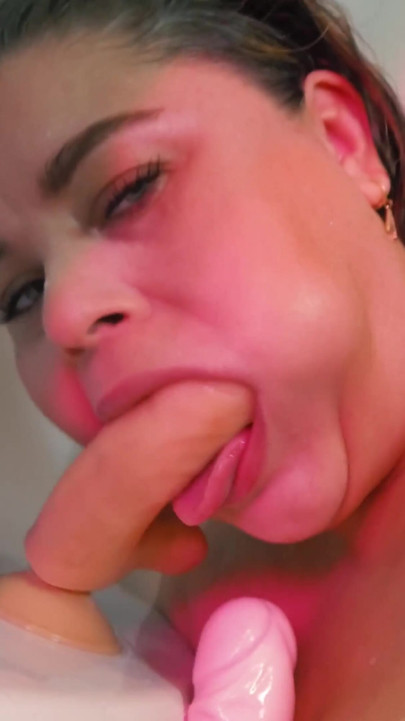 Καυτή παχουλή BBW ιππασία και πιπίλισμα δονητές στο ντους | Κλιπ 1