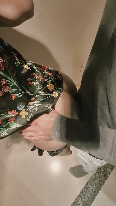 Hot Wife Fode O Cunhado Em Pé No Corredor E Leva O Gozo Na Boca