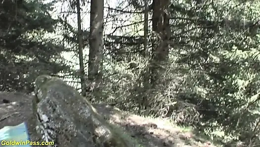 Alman kızlarla açık havada üçlü seks