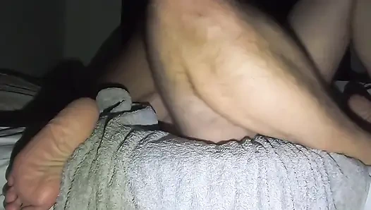 Echtes selbstgedrehtes britisches paar - reiten und squirten auf schwanz