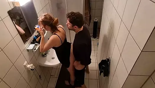 Une demi-sœur se fait baiser dans la salle de bain et se fait presque prendre par sa belle-mère