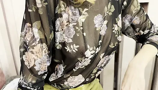Ich probiere meine neue hauchdünne bluse in einem kaffee aus und zeigt meine harten gepiercten brustwarzen in der Öffentlichkeit.