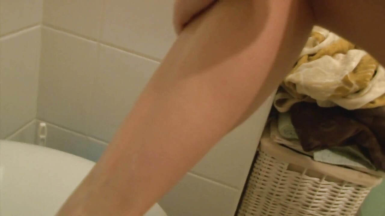 Angela Diabolo 02-1 - बाथरूम में हस्तमैथुन
