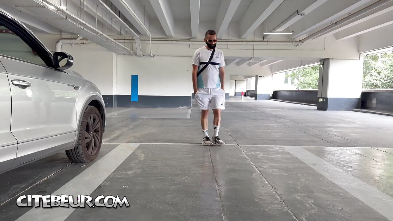 CITEBEUR.com - Bearded Arab gives his big to suck in a parking lot