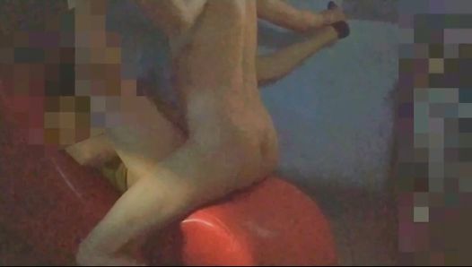 Une adolescente baise et a un orgasme à l’aide d’un vibromasseur