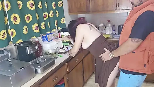 Pacar yang bosan dan diabaikan bercinta saat membuat makan malam