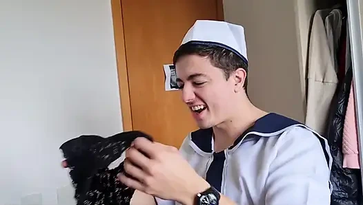 Göttin Kiffa und seemannin machen ihren kollegen