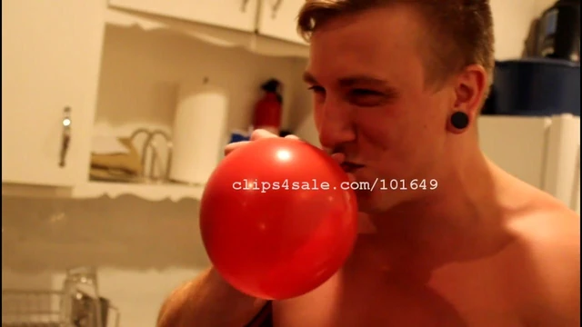 Balloon Fetish - Tom Faulk Blowing Balloons