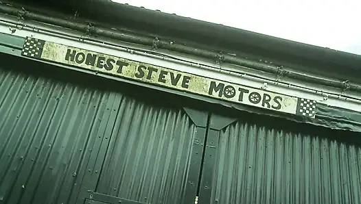 Büyük memeli sarışın orta yaşlı seksi kadın ağzını dölle dolduruyor