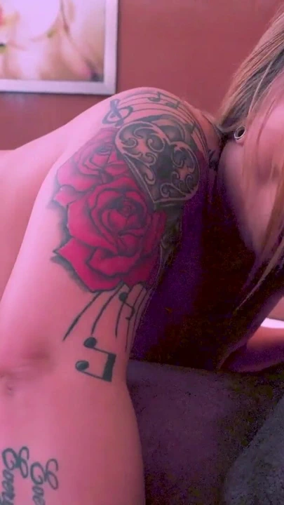 丰满的红骨女郎被大鸡巴干 | 短片 3