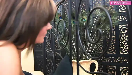 Pria muda meniduri sahabat ibu tirinya