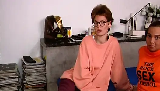 Dua lesbian jerman kepergok jilat dan ciuman sebelum dientot