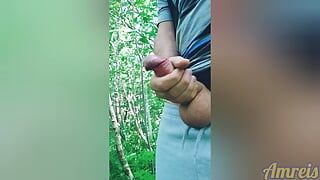 Dreno el esperma en el bosque cerca de casas