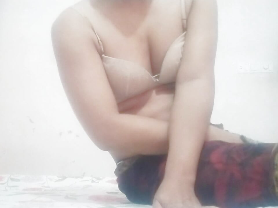 Everyday Routine Indian bhabi ka masturbation  akela ghar mein.