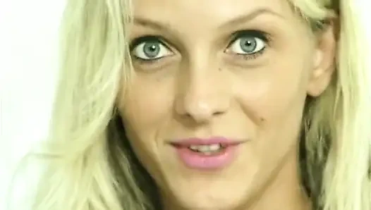 Cewek seksi rambut pirang lagi asik muasin memeknya pakai dildo ukuran raksasa