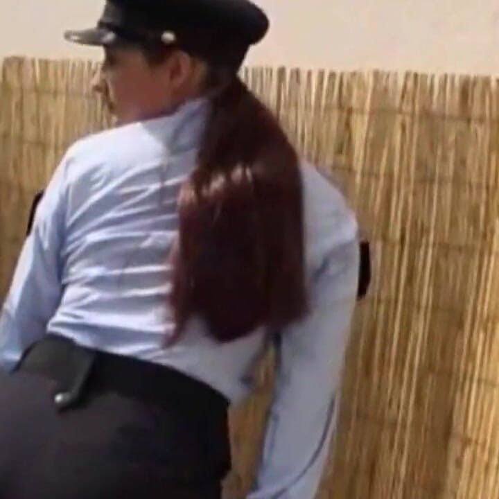 Eva : La jolie brune à gros nichons Eva se déshabille