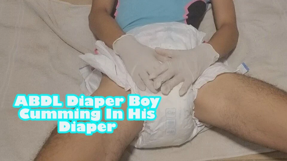 Abdl - 尿布男孩穿着他的尿布高潮