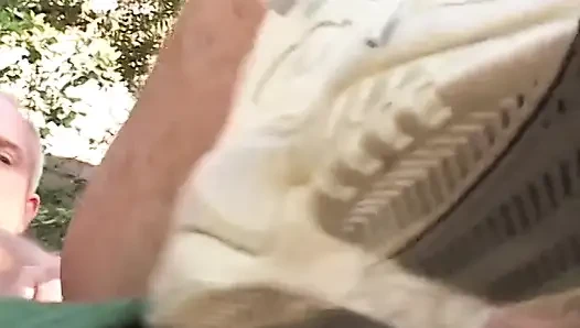Geile schwarzhaarige schönheit lutscht und fickt vier männer am pool
