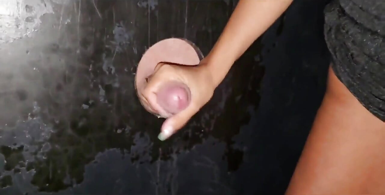Mein mann liebt es, mich im gloryhole gefickt zu sehen und filmt es sogar, damit er danach wichsen kann