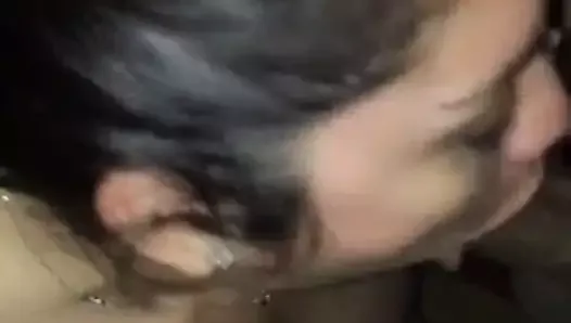 Cassie suce des grosses bites noires avec sa bouche de 40 ans