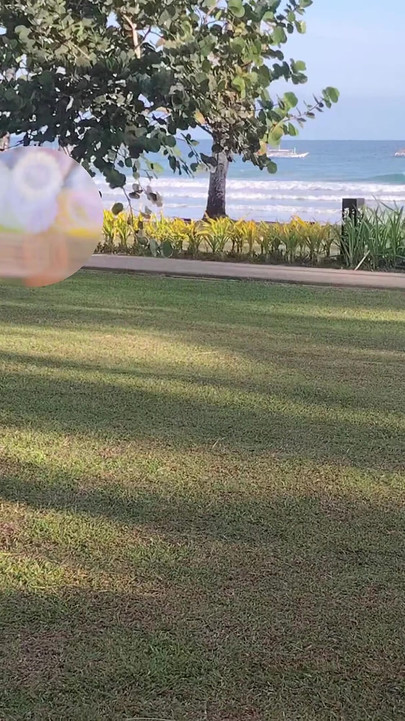 小菲律宾女郎在天堂海滩酒店被