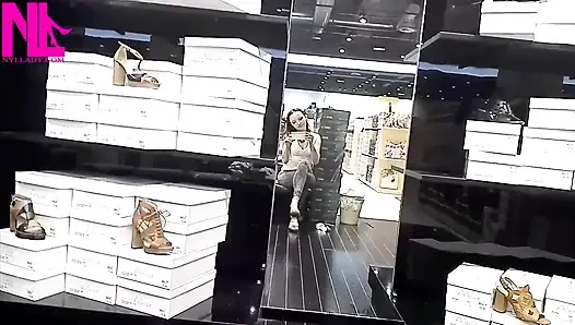Bir mağazada sevimli beyaz parmak arası terlikli ayakkabı oyunu ve sarkma