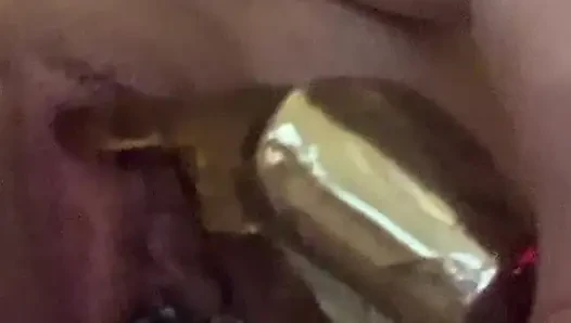 Amatör azgın orta yaşlı seksi kadın kendini oyuncak gibi sikiyor ve sert boşalıyor
