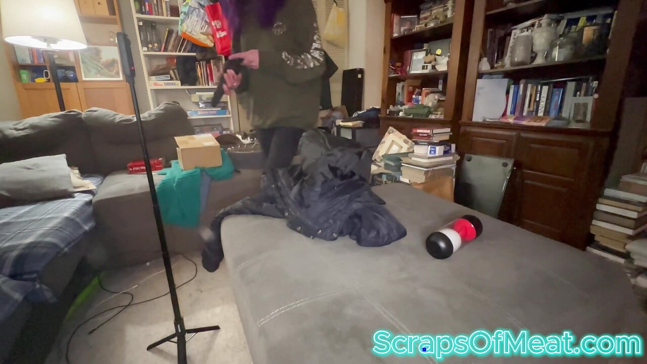 This Cumslut Tries Out a New Toy From the Bad Peach!