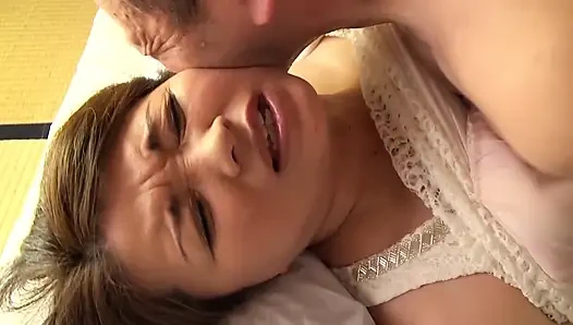 A123G07 Kırsal yaşamın hayal kırıklığından kaçmak için stimülasyon arayan av için başvuran olgun bir kadın ilk kez üçlü seks yapıyor ve doruğa çıkıyor!