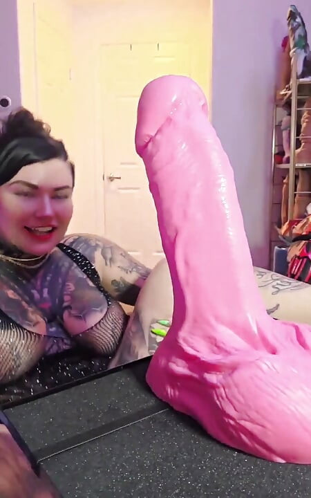 Slutty Big Tit Step-mom Gives Foot Job on Live