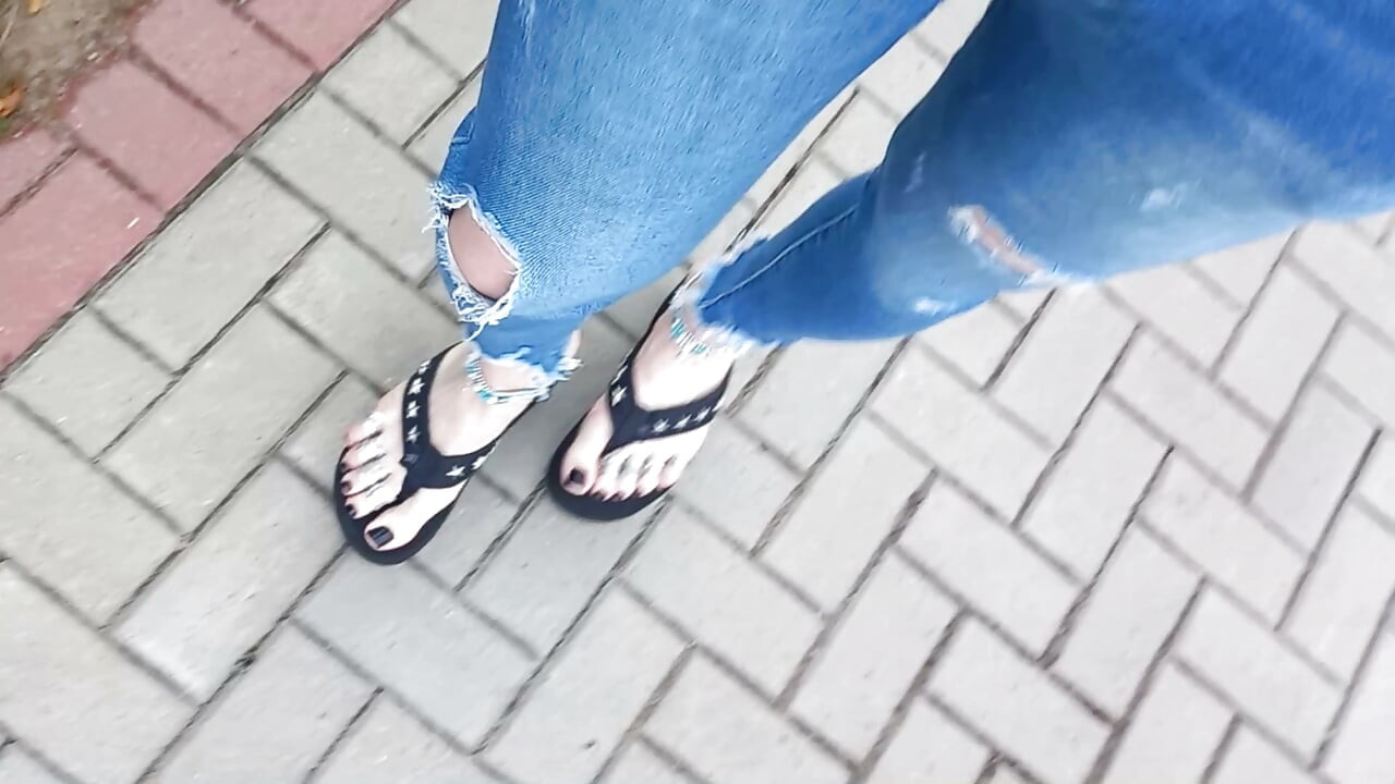 Sexy feet in black platforms, toe rings & anklets + ripped jeans