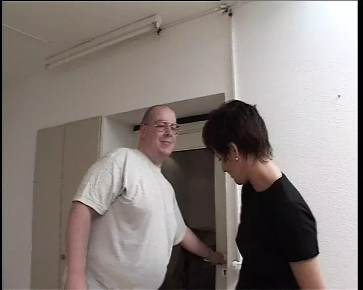 Mit ihren dicken Nippeln fickt sie den alten Hasen