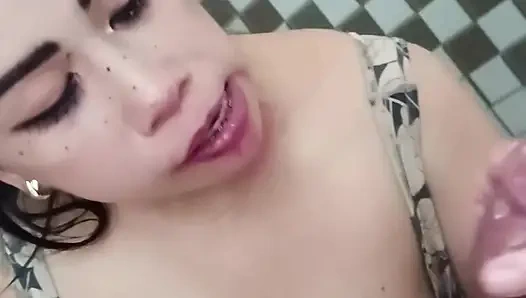 MILF mit dicken titten gibt mir eine stand up position, dass mein schwanz direkt vor ihr vorkommt und lutscht und in ihren mund kommt!