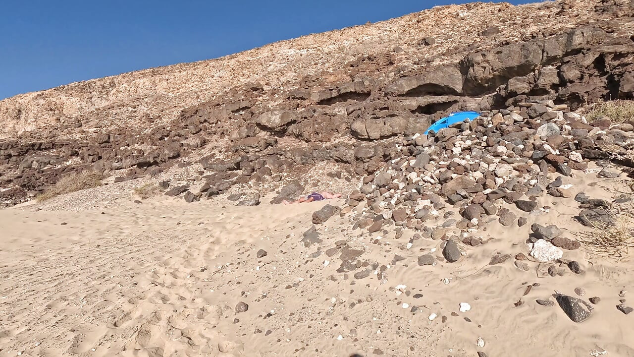 Toalla Secreta - Lo Ayudé a Correrse Debajo De La Toalla De Playa