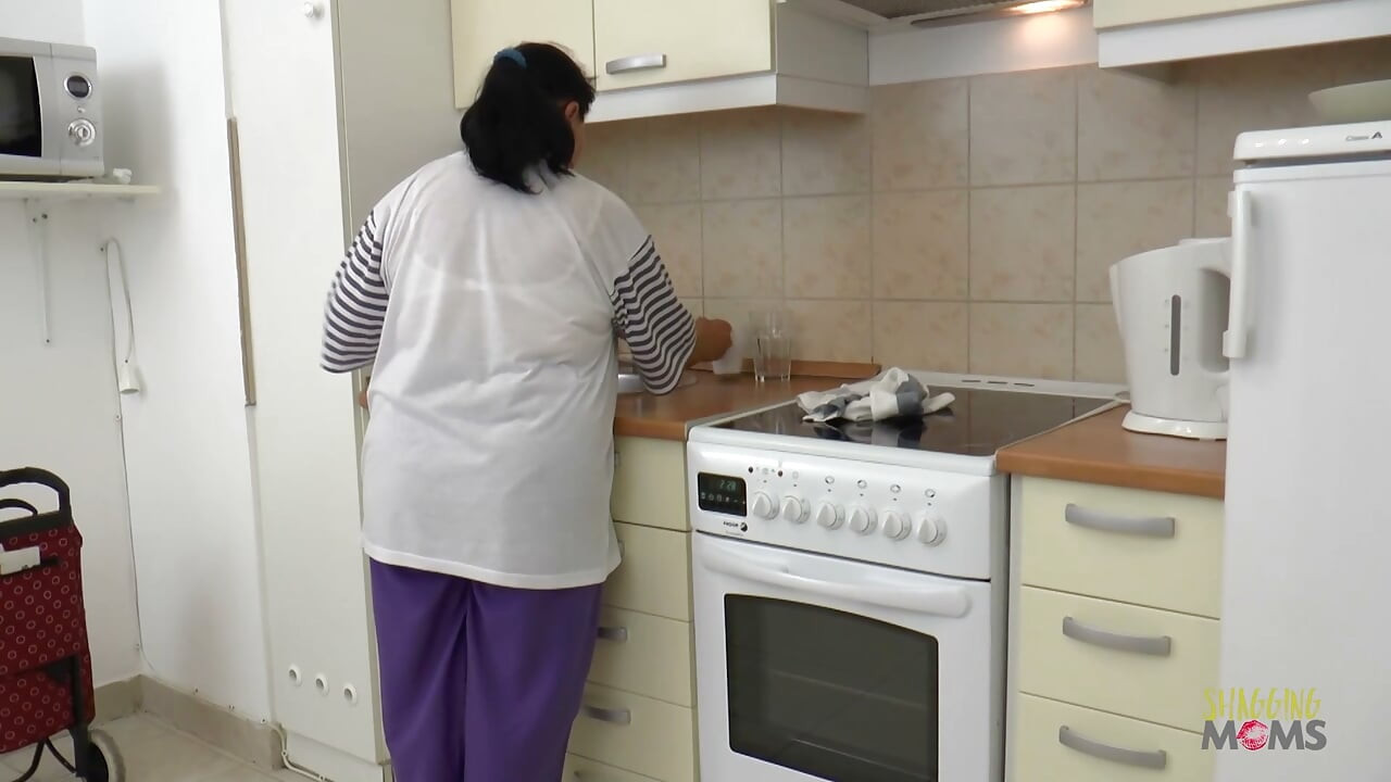 Si bbw milf di dapur ini sangat bersemangat untuk menjilat bokongnya