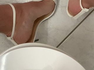 Masturbándome con mis sandalias blancas de tacones