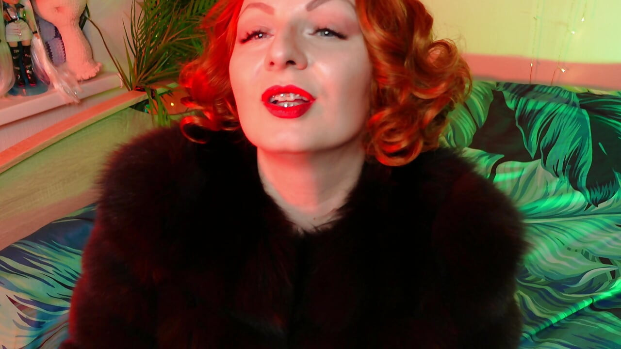 Fur fetish and long leather gloves pin up MILF