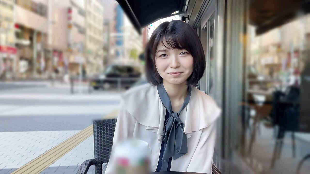 A118F01 A classic idol-level small face and a cheerful smile with a natural girl in a private shoot at a love hotel! A cute smile and a facial finish!