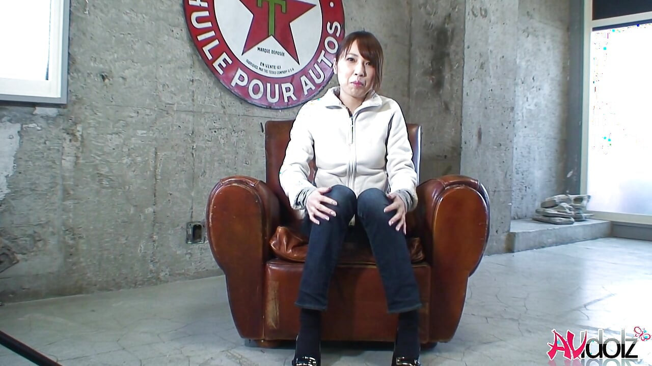 Japoneza Mika Ito se masturbează cu picioarele desfăcute după interviu necenzurat.