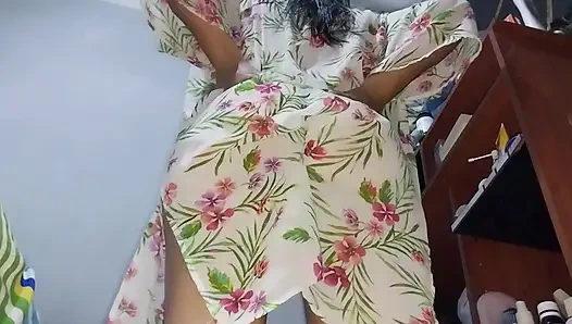 Я шпионю за задницей моей мачехи под кроватью, пока она переодевается