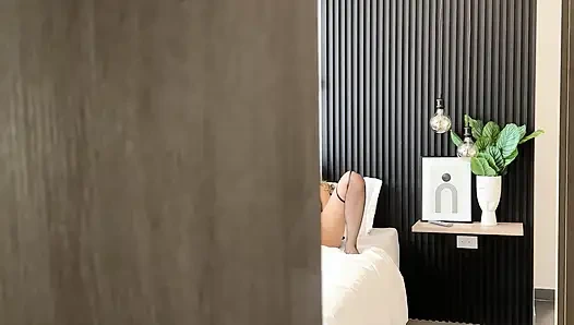 Geile und heiße Schulmädchen berühren sich und masturbieren mit dieser engen, saftigen Muschi, um die Sache zu überwinden