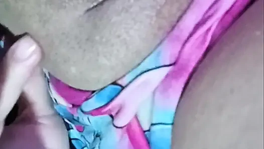 Симпатичная девушка без волосатой киски