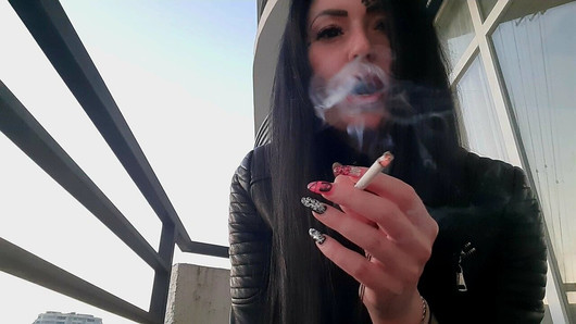 Fumar fetiche de la sexy dominatrix nika. Linda mujer sopla humo de cigarrillo en tu cara