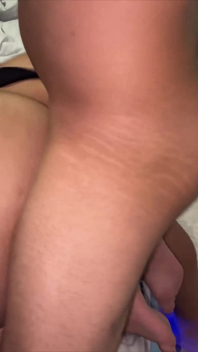 Madrasta Dá-lhe Uma Punheta E Depois Deixa Ele Foder Sua Bunda Enorme!