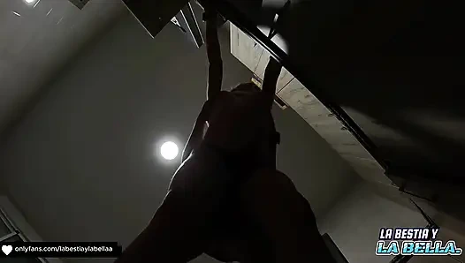 Ateşli evli kadın mutfakta tesisatçıyla sikişiyor