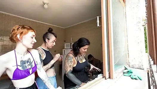 Tombul kız arkadaşlarını seks öğleden sonrasına davet etti