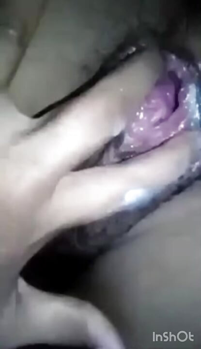 Hintli kız erkek arkadaşı için çok azgın amına yarak sokuyor ve amını ovmaya başladı