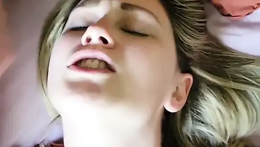 Istri recieves facial dari suami