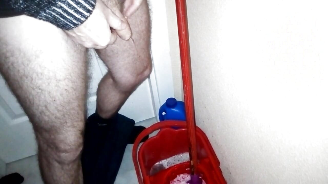 Ο Γιάννης κατουράει στον κουβά καθαρισμού